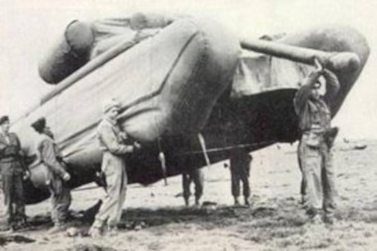 Foto van nep (dummy) legermateriaal tijdens Wereldoorlog 2