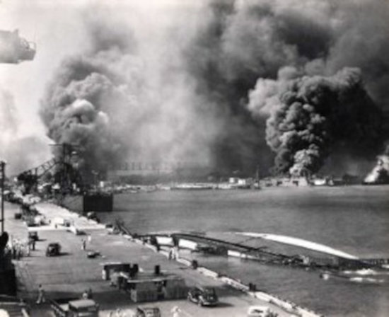 Zeldzame foto van de aanval op Pearl Harbor